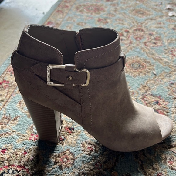 Guess tan booties- open toe size 7 - Picture 1 of 6